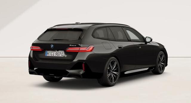 BMW 5-SERIE Touring 530e M Sport Edition Panoramadak - Driving Assistant Professional - Stoelventilatie - Getinte Ruiten - Stoelverwarming voor/achter - Comfort Access - Parking Assistant Plus - Harman Kardon -