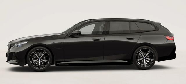 BMW 5-SERIE Touring 530e M Sport Edition Panoramadak - Driving Assistant Professional - Stoelventilatie - Getinte Ruiten - Stoelverwarming voor/achter - Comfort Access - Parking Assistant Plus - Harman Kardon -