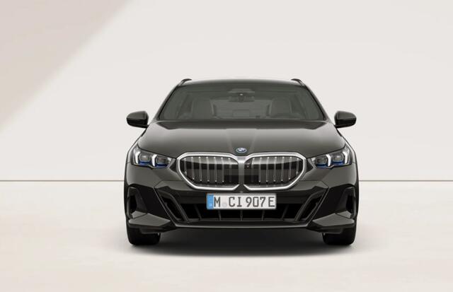 BMW 5-SERIE Touring 530e M Sport Edition Panoramadak - Driving Assistant Professional - Stoelventilatie - Getinte Ruiten - Stoelverwarming voor/achter - Comfort Access - Parking Assistant Plus - Harman Kardon -