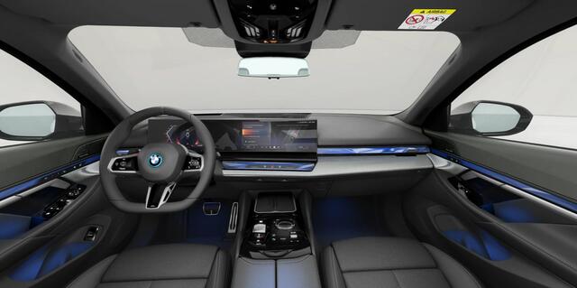 BMW 5-SERIE Touring 530e M Sport Edition Panoramadak - Driving Assistant Professional - Stoelventilatie - Getinte Ruiten - Stoelverwarming voor/achter - Comfort Access - Parking Assistant Plus - Harman Kardon -