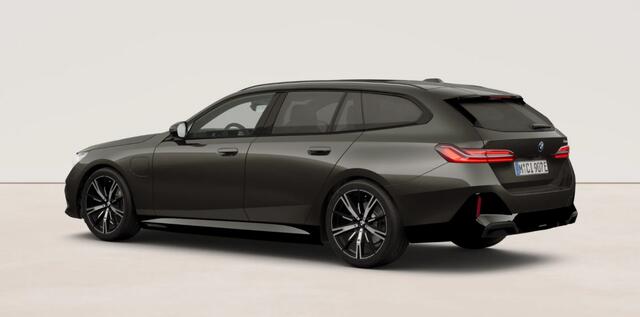 BMW 5-SERIE Touring 530e M Sport Edition Panoramadak - Driving Assistant Professional - Stoelventilatie - Getinte Ruiten - Stoelverwarming voor/achter - Comfort Access - Parking Assistant Plus - Harman Kardon -