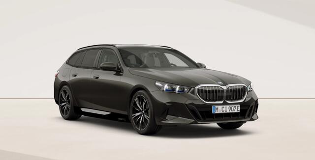 BMW 5-SERIE Touring 530e M Sport Edition Panoramadak - Driving Assistant Professional - Stoelventilatie - Getinte Ruiten - Stoelverwarming voor/achter - Comfort Access - Parking Assistant Plus - Harman Kardon -