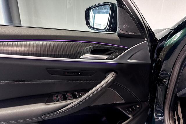 BMW 5-SERIE 530e High Executive | M Sport Pro | Harman Kardon | Glazen Schuif-/kanteldak | Comfort Access | Head-Up Display |