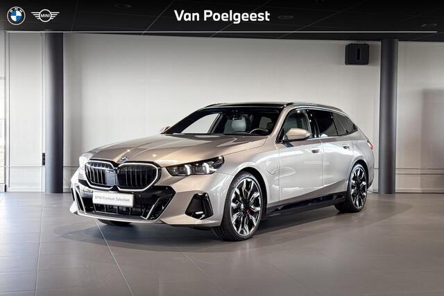 BMW 5-SERIE Touring 550e xDrive | M Sport Pro | Glazen Panoramadak | Bowers & Wilkins | Iconic Glow | Trekhaak |