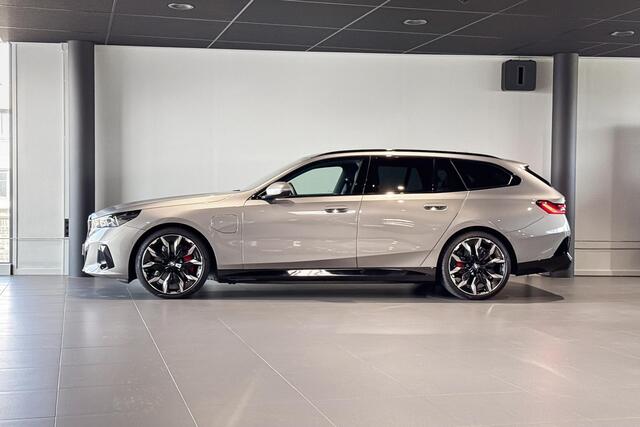 BMW 5-SERIE Touring 550e xDrive | M Sport Pro | Glazen Panoramadak | Bowers & Wilkins | Iconic Glow | Trekhaak |