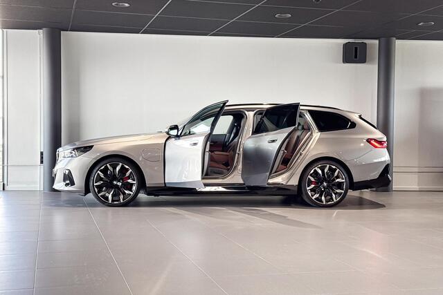 BMW 5-SERIE Touring 550e xDrive | M Sport Pro | Glazen Panoramadak | Bowers & Wilkins | Iconic Glow | Trekhaak |