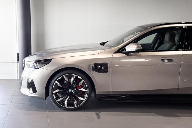 BMW 5-SERIE Touring 550e xDrive | M Sport Pro | Glazen Panoramadak | Bowers & Wilkins | Iconic Glow | Trekhaak |
