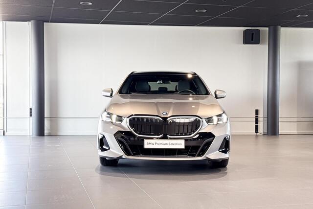 BMW 5-SERIE Touring 550e xDrive | M Sport Pro | Glazen Panoramadak | Bowers & Wilkins | Iconic Glow | Trekhaak |