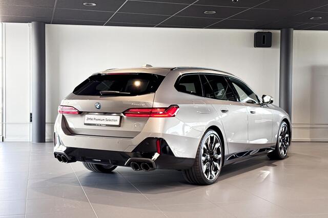 BMW 5-SERIE Touring 550e xDrive | M Sport Pro | Glazen Panoramadak | Bowers & Wilkins | Iconic Glow | Trekhaak |