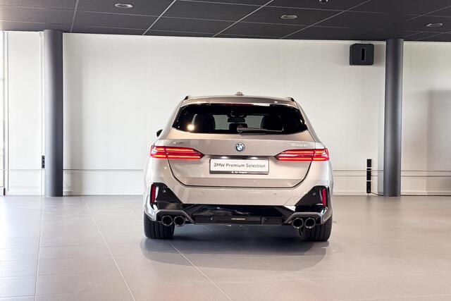 BMW 5-SERIE Touring 550e xDrive | M Sport Pro | Glazen Panoramadak | Bowers & Wilkins | Iconic Glow | Trekhaak |