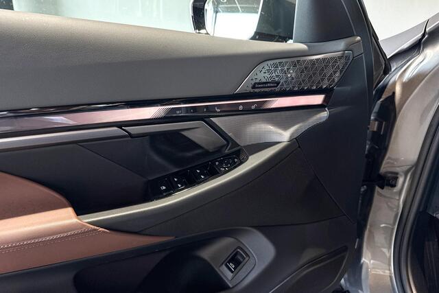 BMW 5-SERIE Touring 550e xDrive | M Sport Pro | Glazen Panoramadak | Bowers & Wilkins | Iconic Glow | Trekhaak |