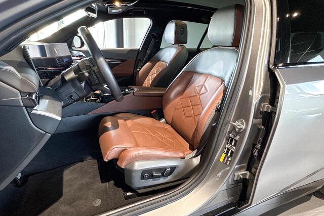 BMW 5-SERIE Touring 550e xDrive | M Sport Pro | Glazen Panoramadak | Bowers & Wilkins | Iconic Glow | Trekhaak |