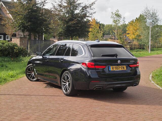 BMW 5-SERIE Touring 530e Business Edition Plus | M-Pakket | Head-Up Display | LED-Laser | Camera | Sfeerverlichting | ACC | NL-Auto |