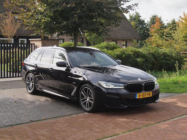 BMW 5-SERIE Touring 530e Business Edition Plus | M-Pakket | Head-Up Display | LED-Laser | Camera | Sfeerverlichting | ACC | NL-Auto |