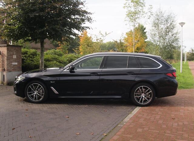 BMW 5-SERIE Touring 530e Business Edition Plus | M-Pakket | Head-Up Display | LED-Laser | Camera | Sfeerverlichting | ACC | NL-Auto |