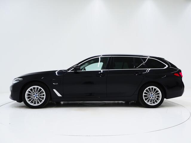 BMW 5-SERIE Touring 520e | Leder | HUD | Keyless | 360 | Sfeerlicht | Dodehoek | Stoelverwarming | Carplay
