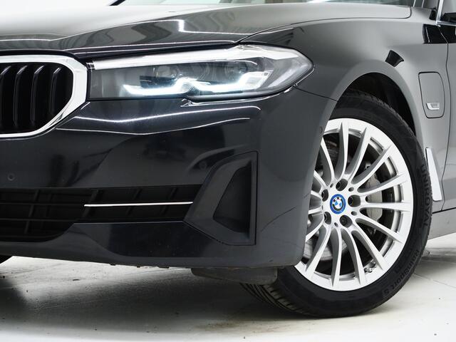 BMW 5-SERIE Touring 520e | Leder | HUD | Keyless | 360 | Sfeerlicht | Dodehoek | Stoelverwarming | Carplay
