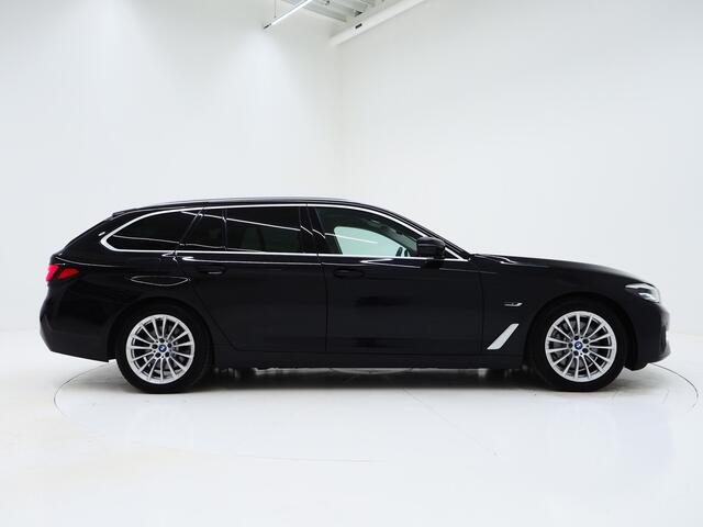 BMW 5-SERIE Touring 520e | Leder | HUD | Keyless | 360 | Sfeerlicht | Dodehoek | Stoelverwarming | Carplay