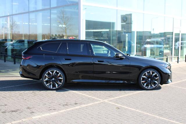 BMW 5-SERIE Touring 530e M Sport Automaat / Panoramadak / Trekhaak / Bowers & Wilkins / Comfortstoelen / Adaptieve LED / Parking Assistant Plus / Stoelventilatie