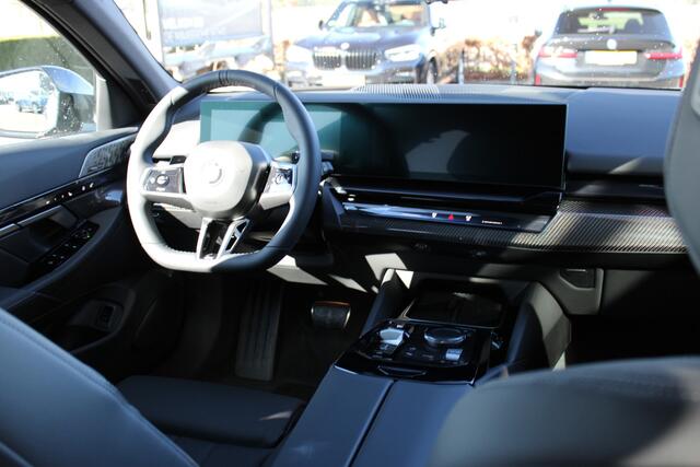 BMW 5-SERIE Touring 530e M Sport Automaat / Panoramadak / Trekhaak / Bowers & Wilkins / Comfortstoelen / Adaptieve LED / Parking Assistant Plus / Stoelventilatie