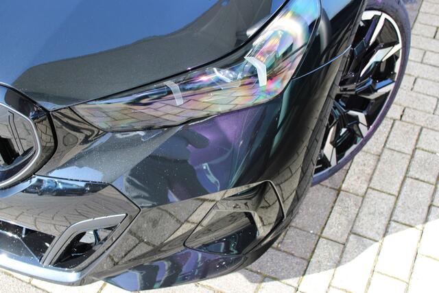 BMW 5-SERIE Touring 530e M Sport Automaat / Panoramadak / Trekhaak / Bowers & Wilkins / Comfortstoelen / Adaptieve LED / Parking Assistant Plus / Stoelventilatie