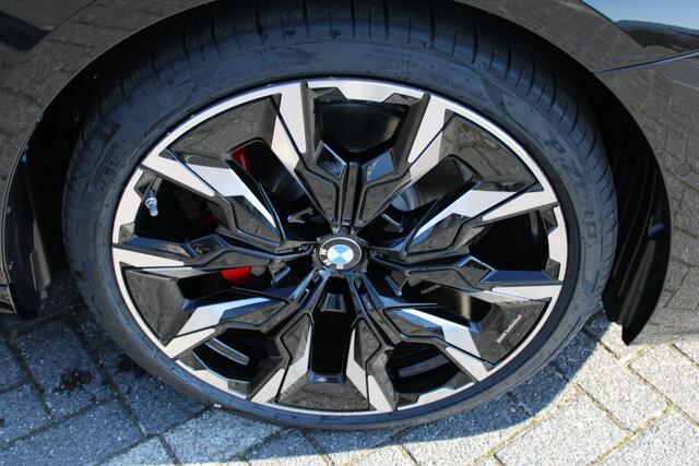 BMW 5-SERIE Touring 530e M Sport Automaat / Panoramadak / Trekhaak / Bowers & Wilkins / Comfortstoelen / Adaptieve LED / Parking Assistant Plus / Stoelventilatie