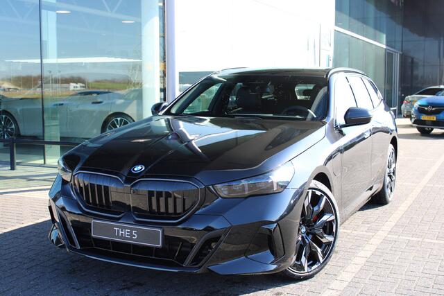 BMW 5-SERIE Touring 530e M Sport Automaat / Panoramadak / Trekhaak / Bowers & Wilkins / Comfortstoelen / Adaptieve LED / Parking Assistant Plus / Stoelventilatie