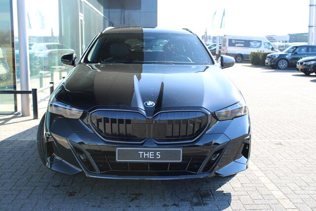 BMW 5-SERIE Touring 530e M Sport Automaat / Panoramadak / Trekhaak / Bowers & Wilkins / Comfortstoelen / Adaptieve LED / Parking Assistant Plus / Stoelventilatie