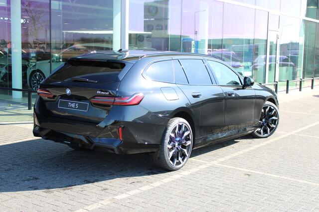 BMW 5-SERIE Touring 530e M Sport Automaat / Panoramadak / Trekhaak / Bowers & Wilkins / Comfortstoelen / Adaptieve LED / Parking Assistant Plus / Stoelventilatie