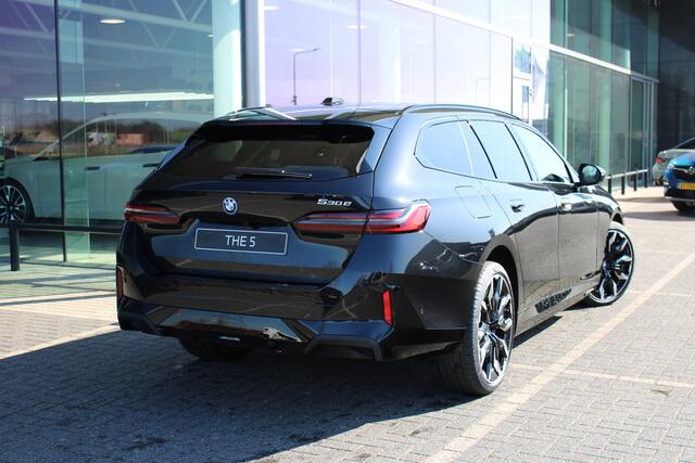 BMW 5-SERIE Touring 530e M Sport Automaat / Panoramadak / Trekhaak / Bowers & Wilkins / Comfortstoelen / Adaptieve LED / Parking Assistant Plus / Stoelventilatie