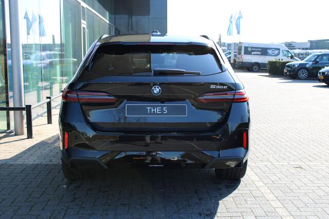 BMW 5-SERIE Touring 530e M Sport Automaat / Panoramadak / Trekhaak / Bowers & Wilkins / Comfortstoelen / Adaptieve LED / Parking Assistant Plus / Stoelventilatie