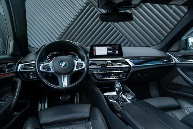 BMW 5-SERIE Touring 540i xDrive M-Sport ACC Pano Harman Kardon Head Up 360 Stoelvent. Trekhaak Softclose Keyless Memory Shadow Line