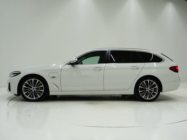 BMW 5-SERIE Touring 530e High Executive | Leder | Trekhaak | Harman/Kardon | 360 | HUD | Memory | Sfeerlicht | Carplay