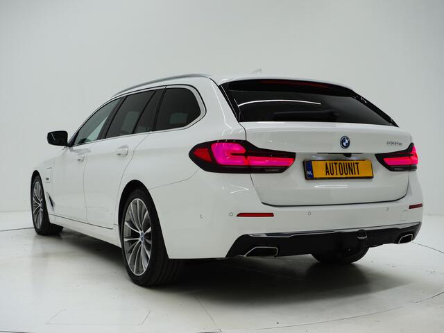 BMW 5-SERIE Touring 530e High Executive | Leder | Trekhaak | Harman/Kardon | 360 | HUD | Memory | Sfeerlicht | Carplay