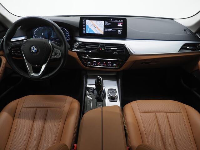 BMW 5-SERIE Touring 530e High Executive | Leder | Trekhaak | Harman/Kardon | 360 | HUD | Memory | Sfeerlicht | Carplay