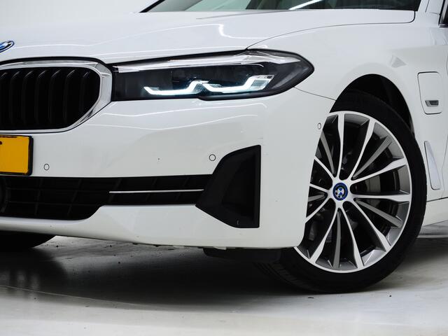 BMW 5-SERIE Touring 530e High Executive | Leder | Trekhaak | Harman/Kardon | 360 | HUD | Memory | Sfeerlicht | Carplay