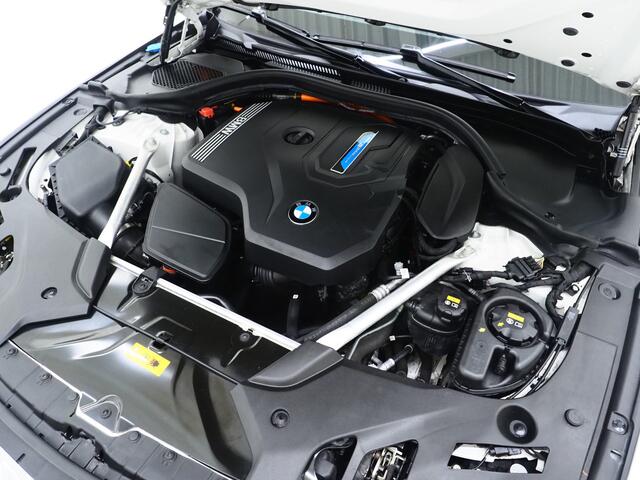 BMW 5-SERIE Touring 530e High Executive | Leder | Trekhaak | Harman/Kardon | 360 | HUD | Memory | Sfeerlicht | Carplay