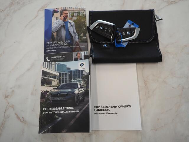 BMW 5-SERIE Touring 530e High Executive | Leder | Trekhaak | Harman/Kardon | 360 | HUD | Memory | Sfeerlicht | Carplay
