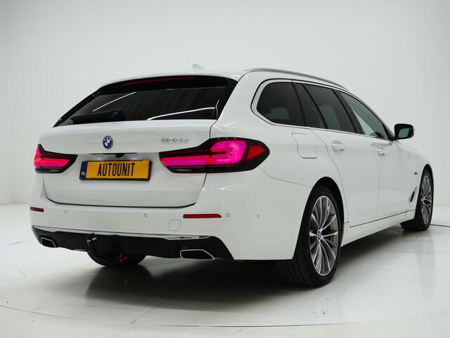 BMW 5-SERIE Touring 530e High Executive | Leder | Trekhaak | Harman/Kardon | 360 | HUD | Memory | Sfeerlicht | Carplay