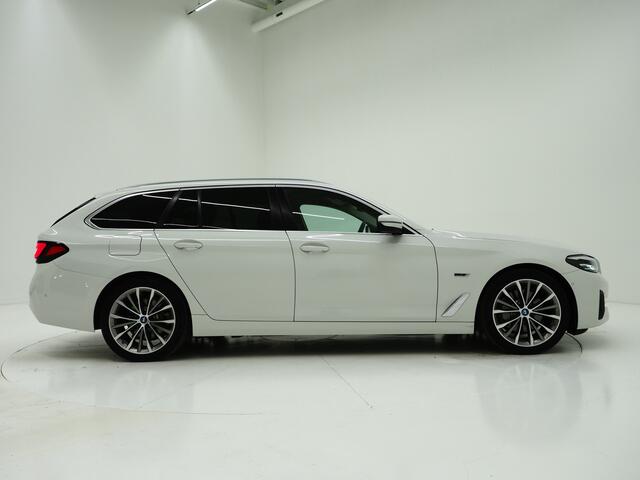 BMW 5-SERIE Touring 530e High Executive | Leder | Trekhaak | Harman/Kardon | 360 | HUD | Memory | Sfeerlicht | Carplay