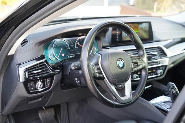 BMW 5-SERIE Touring 520d High Executive 190pk | Apple Carplay/Android Auto | Cruise control adaptief | Dodehoekdetectie | Elektrisch glazen panorama-dak | Head-up display | Luxe lederen bekleding | Rondomzicht camera | Stoel verwarming/ventilatie voor | Dealer onderhouden! – foto 8