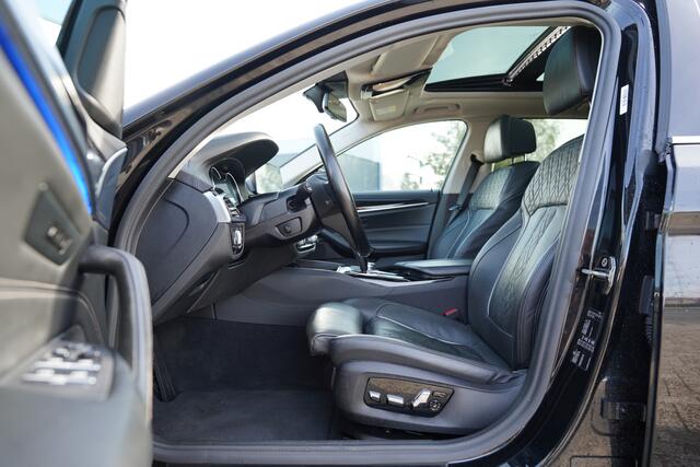 BMW 5-SERIE Touring 520d High Executive 190pk | Apple Carplay/Android Auto | Cruise control adaptief | Dodehoekdetectie | Elektrisch glazen panorama-dak | Head-up display | Luxe lederen bekleding | Rondomzicht camera | Stoel verwarming/ventilatie voor | Dealer onderhouden! – foto 9