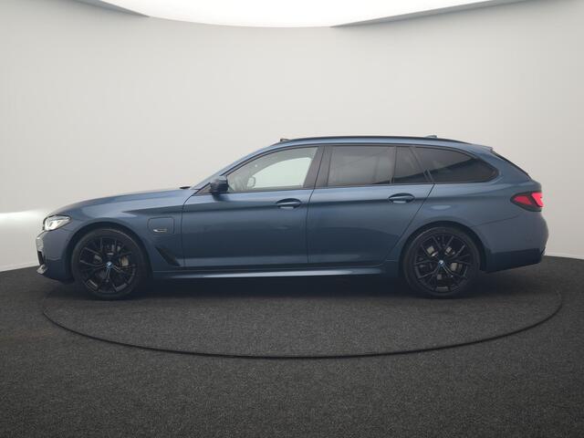 BMW 5-SERIE Touring 530e M Sport PHEV 293pk Dealer O.H. | Active Steering | Trekhaak Af Fabriek | Panodak | Head Up | Adaptive Cruise | Adaptief Onderstel | Camera | Laser LED | Lederen Comfortstoelen Memory & Verwarmd | Sfeerverlichting | Blis | Plug In Hybrid | – foto 2
