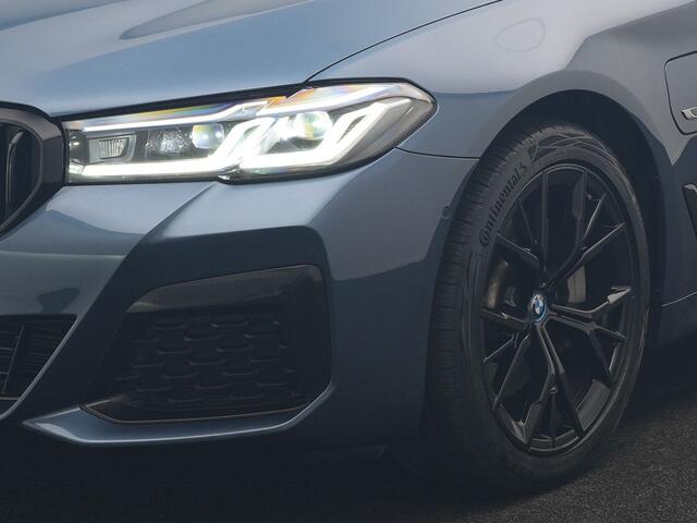 BMW 5-SERIE Touring 530e M Sport PHEV 293pk Dealer O.H. | Active Steering | Trekhaak Af Fabriek | Panodak | Head Up | Adaptive Cruise | Adaptief Onderstel | Camera | Laser LED | Lederen Comfortstoelen Memory & Verwarmd | Sfeerverlichting | Blis | Plug In Hybrid | – foto 4