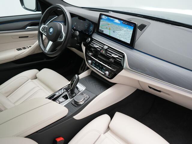 BMW 5-SERIE Touring 530e M Sport PHEV 293pk Dealer O.H. | Active Steering | Trekhaak Af Fabriek | Panodak | Head Up | Adaptive Cruise | Adaptief Onderstel | Camera | Laser LED | Lederen Comfortstoelen Memory & Verwarmd | Sfeerverlichting | Blis | Plug In Hybrid | – foto 9