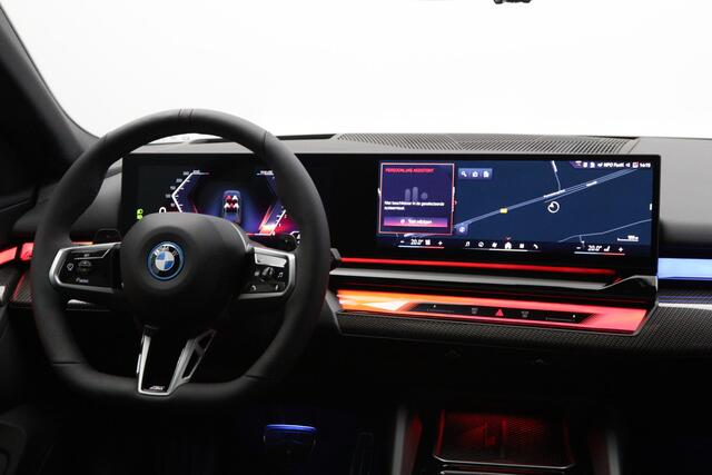 BMW 5-SERIE Touring 530e xDrive 300 PK M Sport Pro Edition PHEV, Panoramadak, Trekhaak, H/K Sound, Head-Up – foto 2