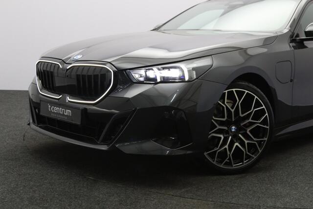 BMW 5-SERIE Touring 530e xDrive 300 PK M Sport Pro Edition PHEV, Panoramadak, Trekhaak, H/K Sound, Head-Up – foto 10
