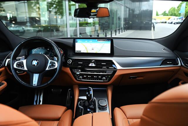 BMW 6-SERIE Gran Turismo 630i High Executive M Sport Automaat / Panoramadak / Laserlight / Achteruitrijcamera / Comfortstoelen / Live Cockpit Professional / Parking Assistant