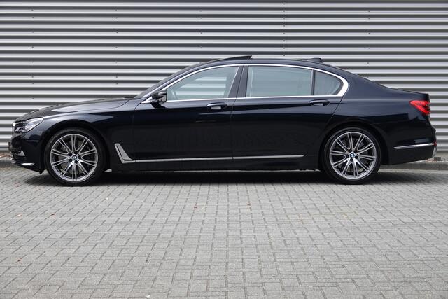 BMW 7-SERIE M760Li xDrive 610 PK V12 | Sky Lounge | Night Vision | Chauffeurspakket | Laser | Schermen | Massage | Uniek! |