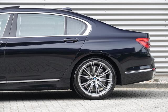 BMW 7-SERIE M760Li xDrive 610 PK V12 | Sky Lounge | Night Vision | Chauffeurspakket | Laser | Schermen | Massage | Uniek! |